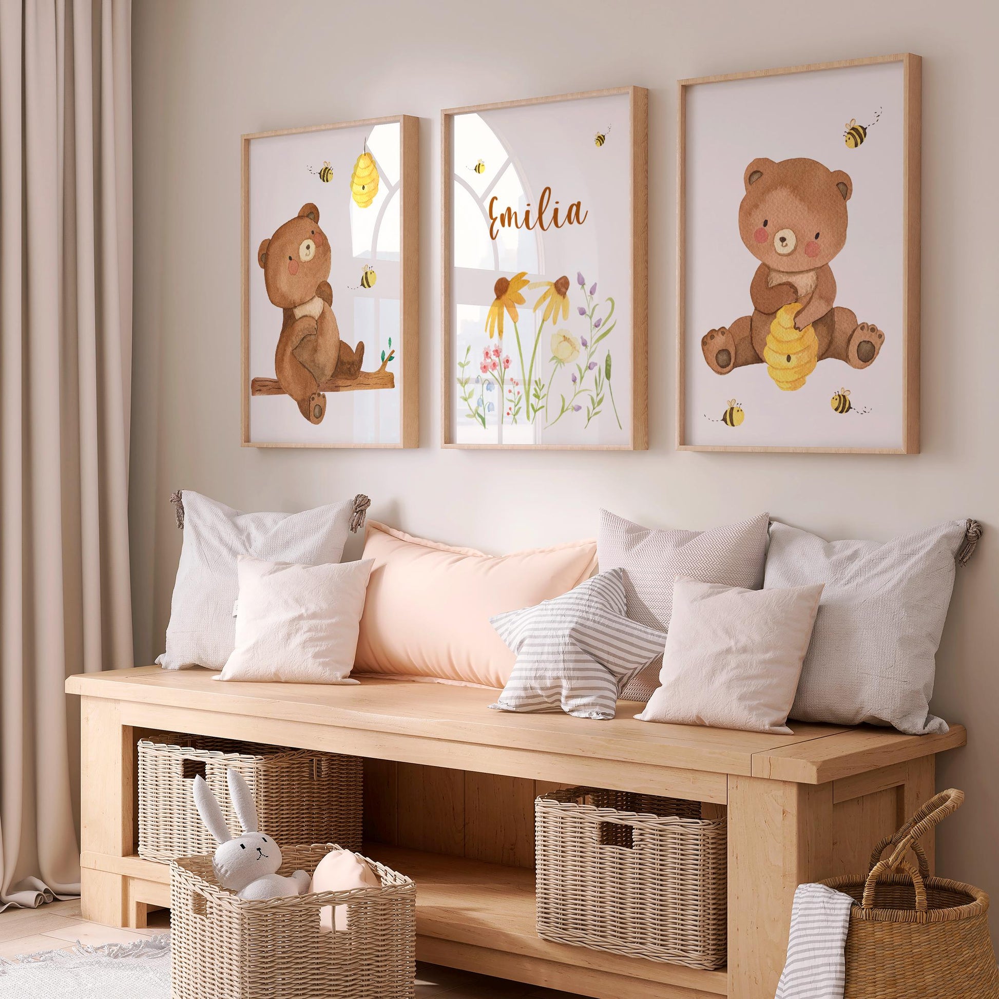 Personalisierte Namensposter im 3er Set: Bären, Bienen, Blumen auf Holzbank mit Kissen, darunter Körbe, neben Kuscheltier im Korb. Ideal für Kinderzimmer.