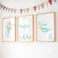 Namensposter personalisiert im 3er Set: Meerjungfrau A3 & A4 zeigt zwei Meerjungfrauen und den Namen Emilia in sanften Pastellfarben, ideal für Kinderzimmer.