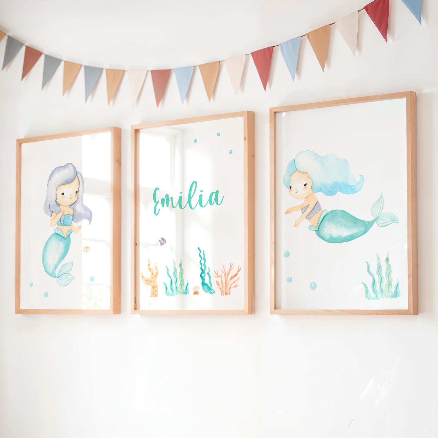 Namensposter personalisiert im 3er Set: Meerjungfrau A3 & A4 zeigt zwei Meerjungfrauen und den Namen Emilia in sanften Pastellfarben, ideal für Kinderzimmer.