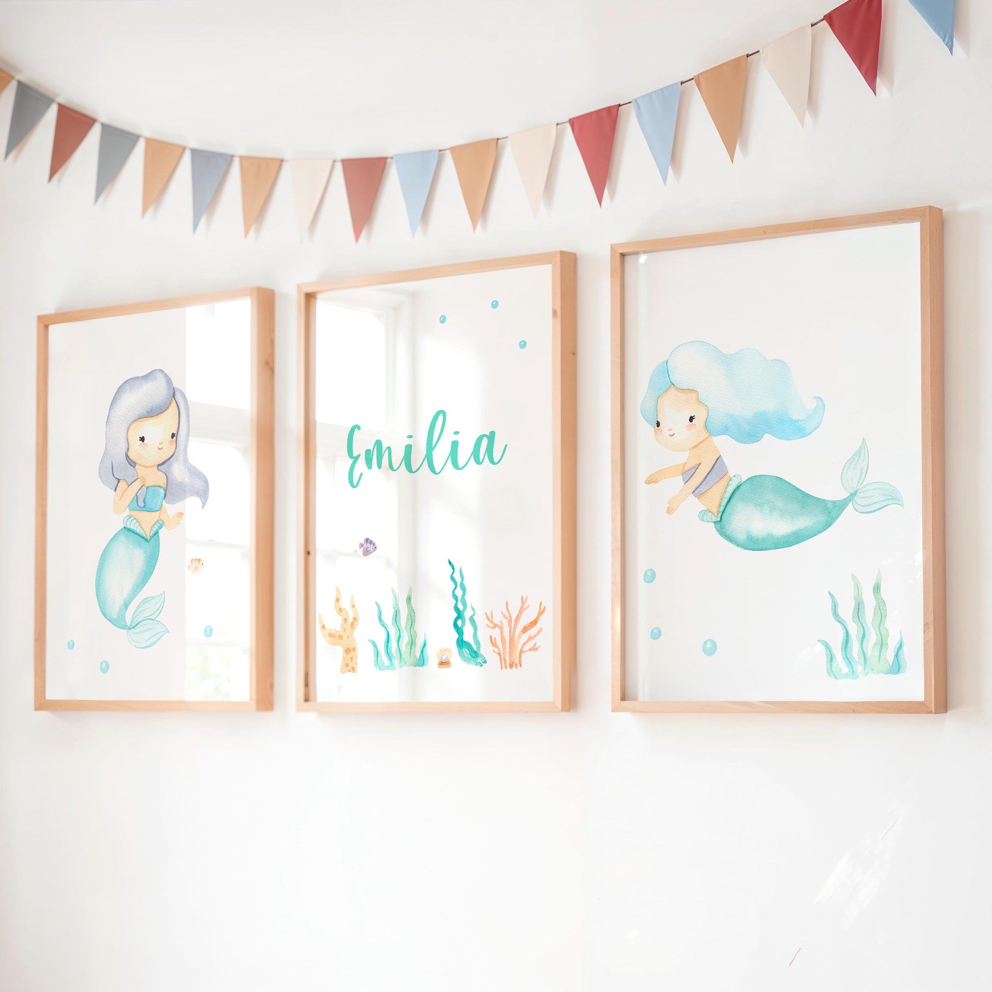 Namensposter personalisiert im 3er Set: Meerjungfrau A3 & A4 zeigt zwei Meerjungfrauen und den Namen Emilia in sanften Pastellfarben, ideal für Kinderzimmer.