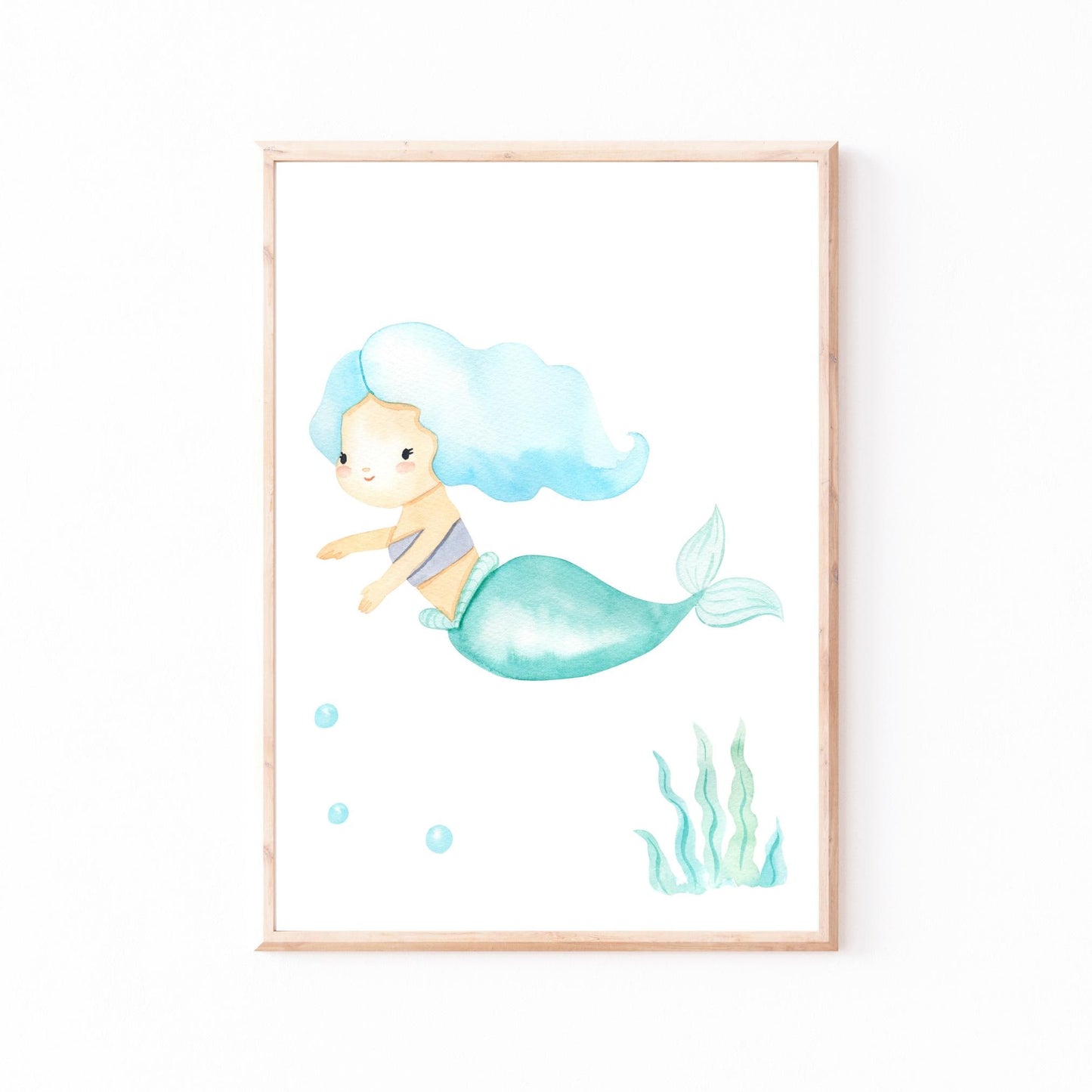 Namensposter personalisiert im 3er Set: Meerjungfrau A3 & A4 zeigt eine Meerjungfrau mit blauen Haaren und grünem Schwanz, die über Seetang schwimmt und Blasen bläst.
