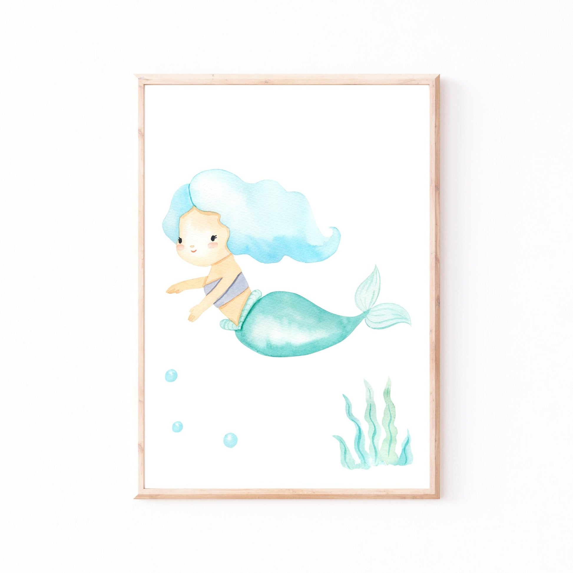 Namensposter personalisiert im 3er Set: Meerjungfrau A3 & A4 zeigt eine Meerjungfrau mit blauen Haaren und grünem Schwanz, die über Seetang schwimmt und Blasen bläst.
