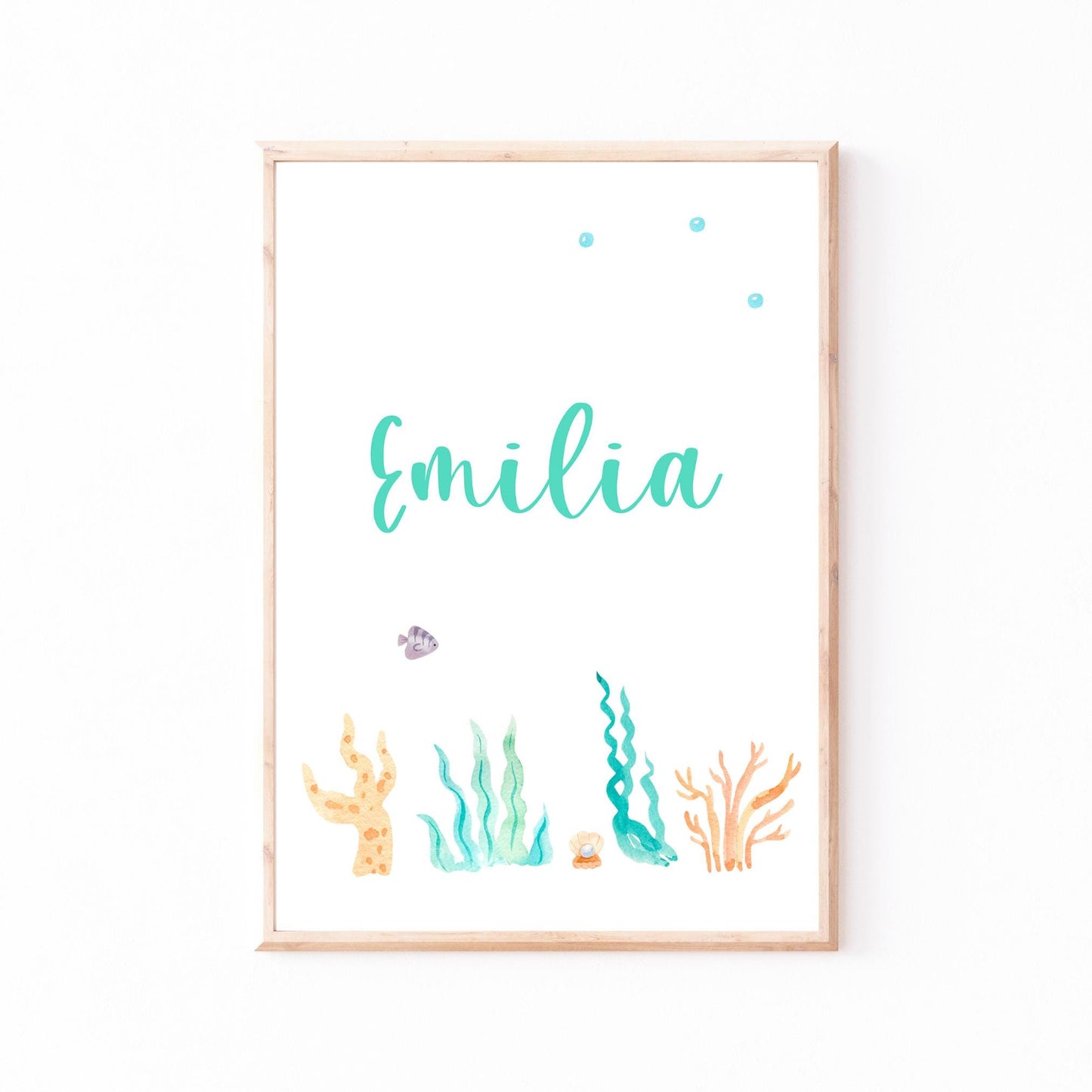 Namensposter personalisiert im 3er Set: Meerjungfrau A3 & A4, zeigt Emilia in geschwungener Schrift, umgeben von Meeresmotiven wie Korallen, Algen und Fisch.