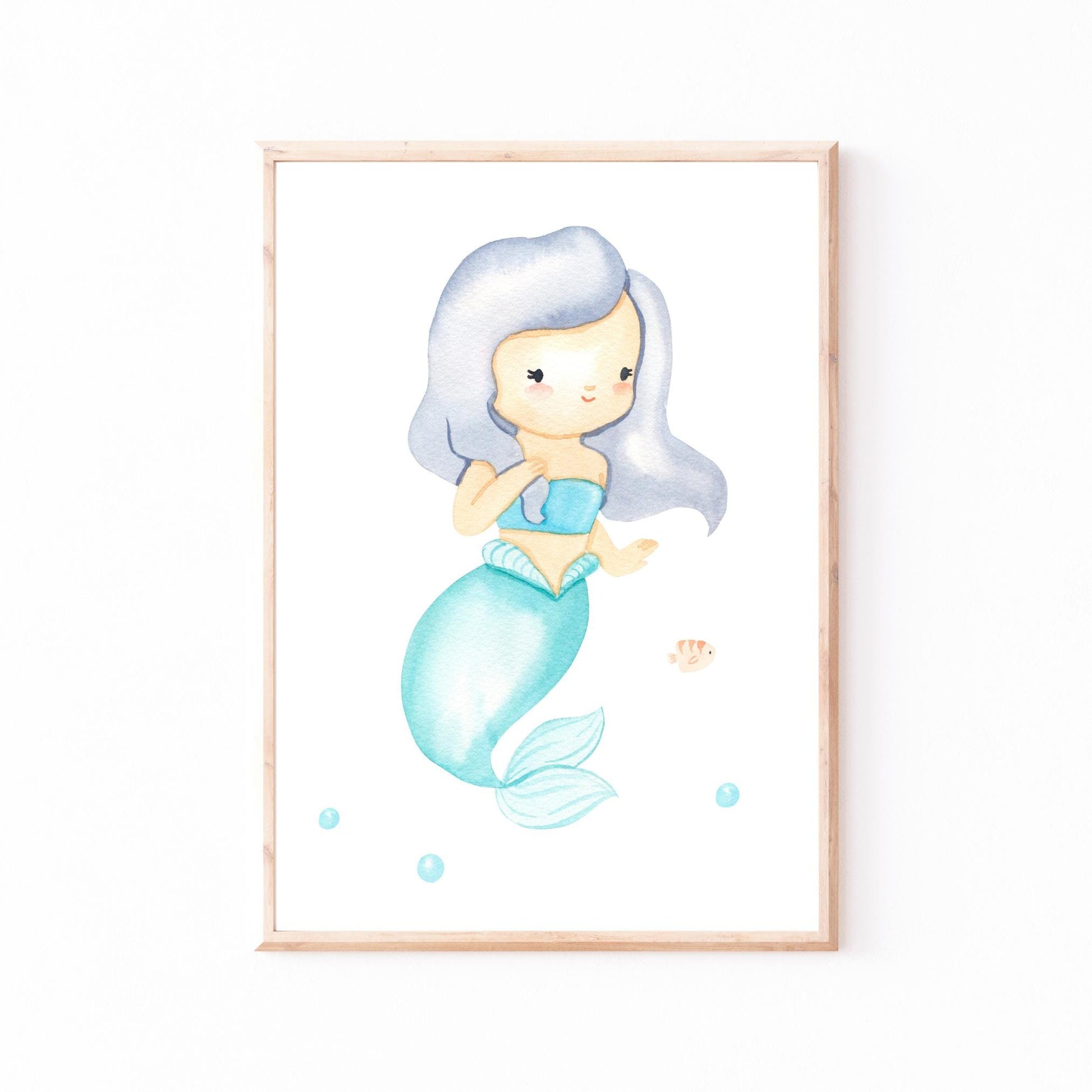 Personalisierte Namensposter im 3er Set: Meerjungfrau mit silbrig-blauen Haaren, türkisfarbenem Schwanz, kleinem Fisch und Luftblasen auf weißem Hintergrund. Ideal für Kinderzimmer.