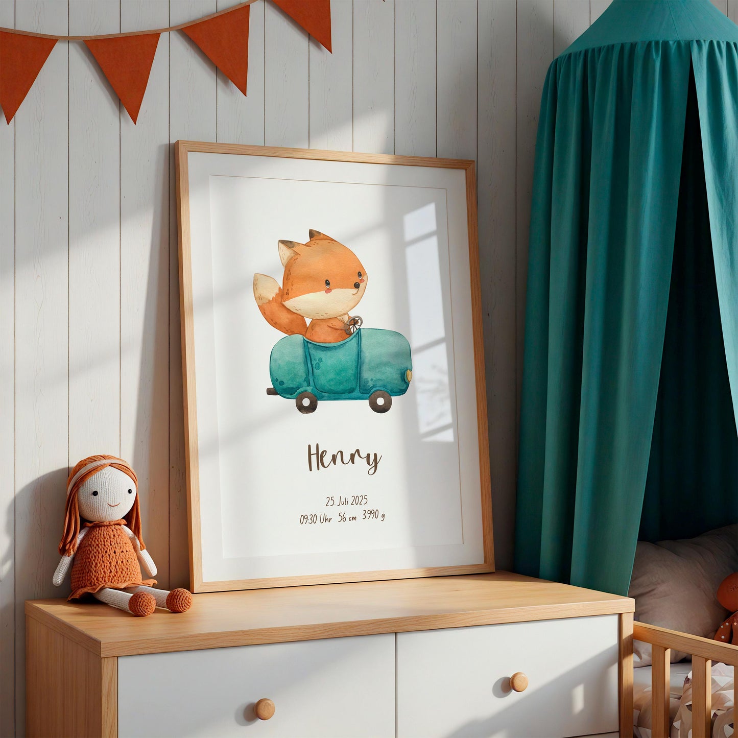 Geburtsposter Fuchs & Auto personalisiert A3 & A4: Wasserfarbenbild eines Fuchses im Auto, personalisiert mit Namen und Geburtsdaten, auf Holzkommode im Kinderzimmer.