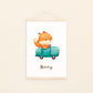 Geburtsposter Fuchs & Auto personalisiert A3 & A4: Aquarell-Fuchs im Auto, Name Henry, auf weißem Hintergrund mit Holzleisten gerahmt, ideal für Kinderzimmer.