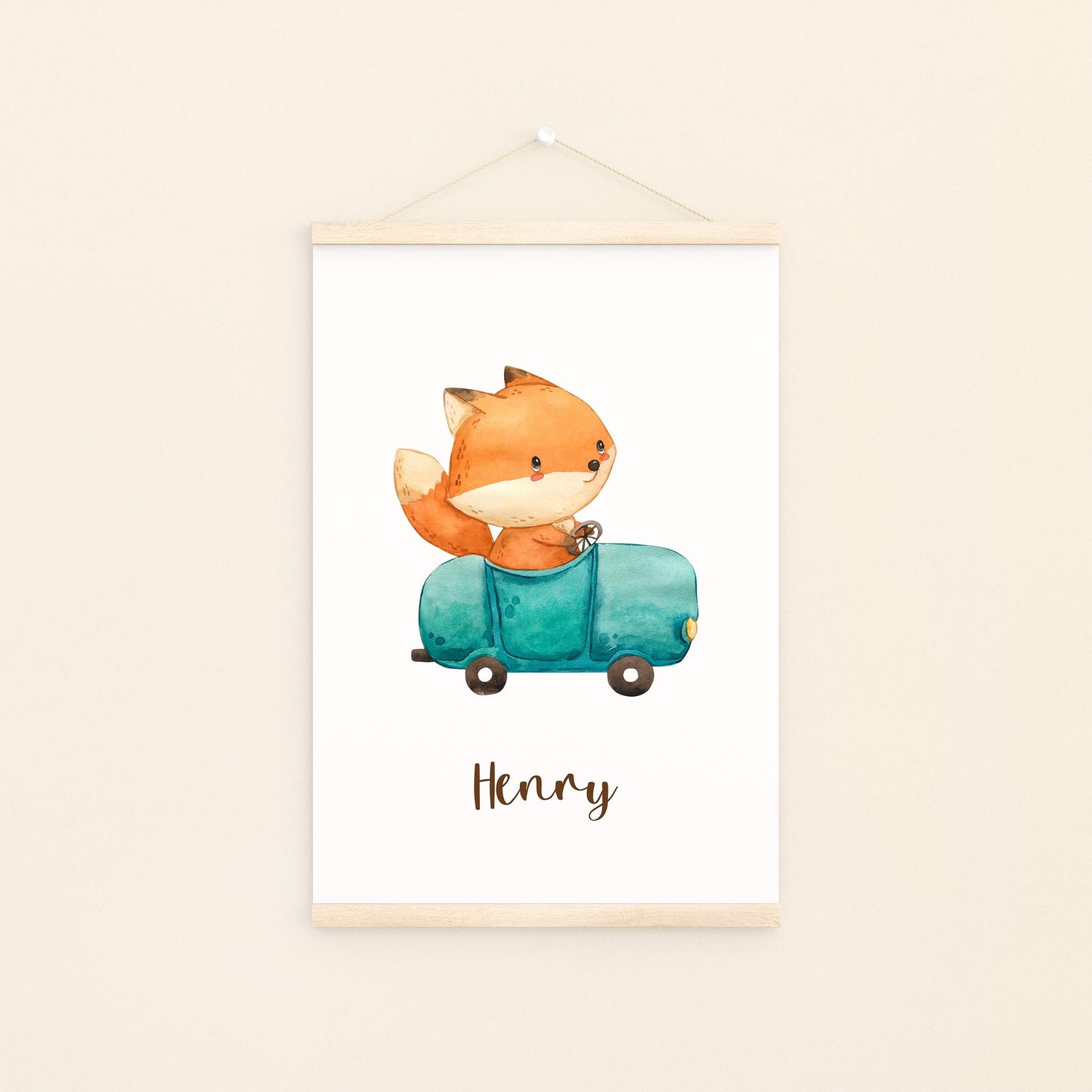 Geburtsposter Fuchs & Auto personalisiert A3 & A4: Aquarell-Fuchs im Auto, Name Henry, auf weißem Hintergrund mit Holzleisten gerahmt, ideal für Kinderzimmer.