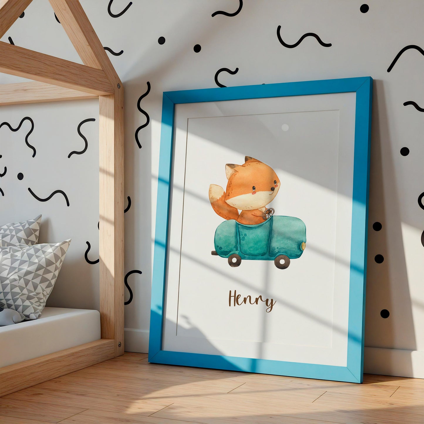 Geburtsposter Fuchs & Auto personalisiert A3 & A4 zeigt einen Fuchs im Auto mit dem Namen Henry, ideal für Kinderzimmerdeko oder als personalisiertes Geschenk.
