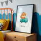 Geburtsposter Fuchs & Auto personalisiert A3 & A4: Aquarell-Fuchs in Auto mit Name Henry, auf Holz-Nachttisch, ideal als Kinderzimmerdeko oder Geschenk.