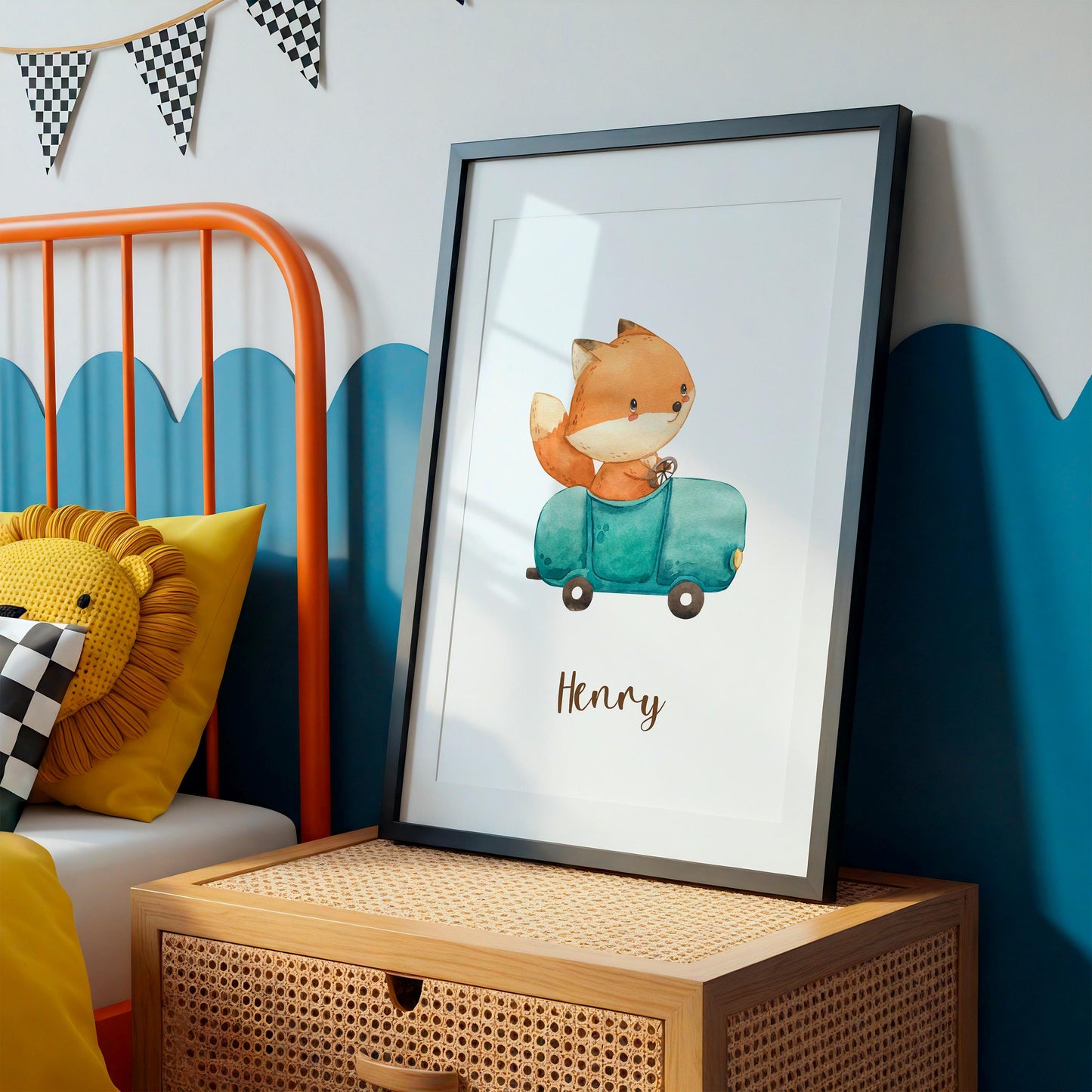 Geburtsposter Fuchs & Auto personalisiert A3 & A4: Aquarell-Fuchs in Auto mit Name Henry, auf Holz-Nachttisch, ideal als Kinderzimmerdeko oder Geschenk.