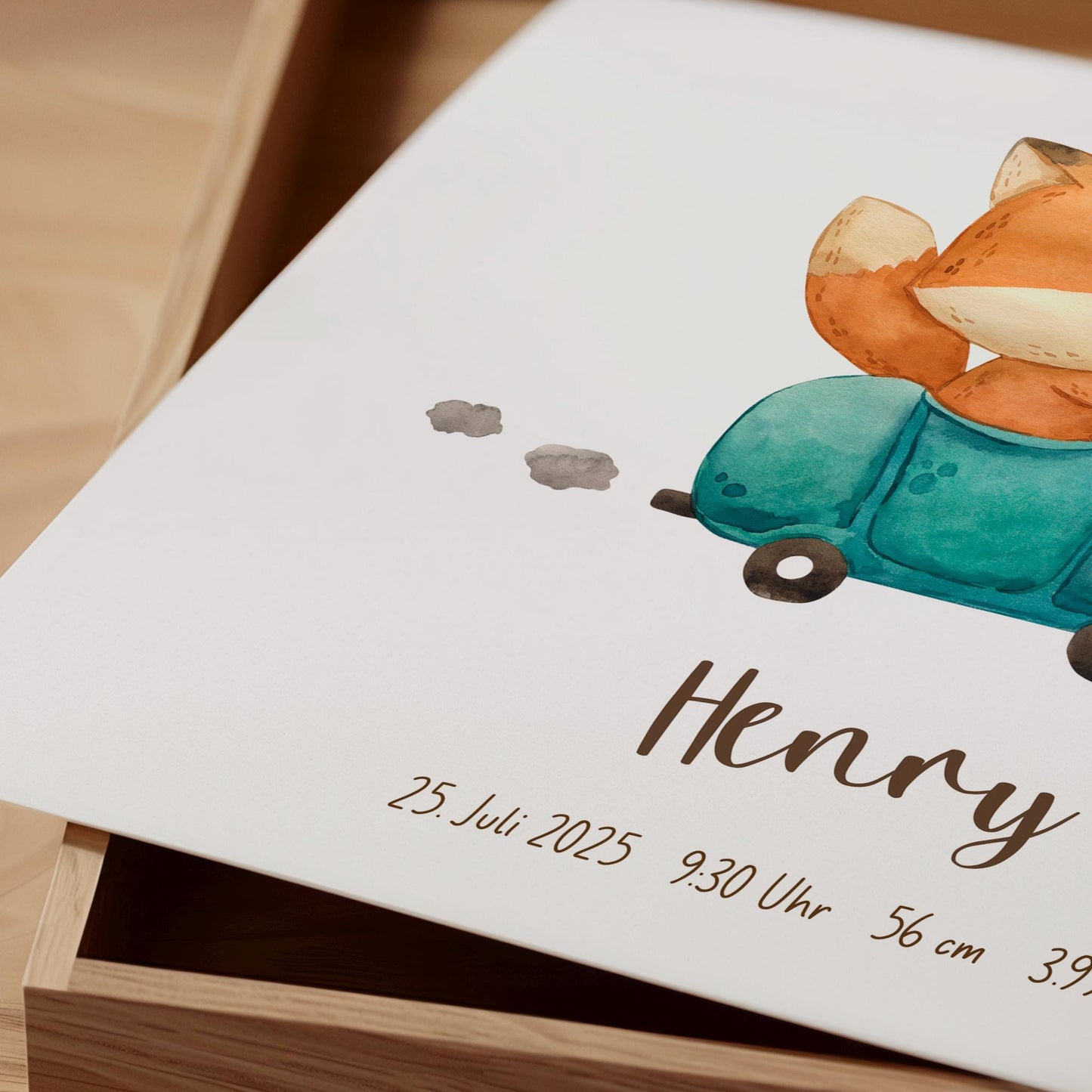 Das Geburtsposter Fuchs & Rennauto zeigt einen Fuchs im Auto, personalisierbar mit Namen und Geburtsdaten auf hochwertigem Papier in A3 oder A4.