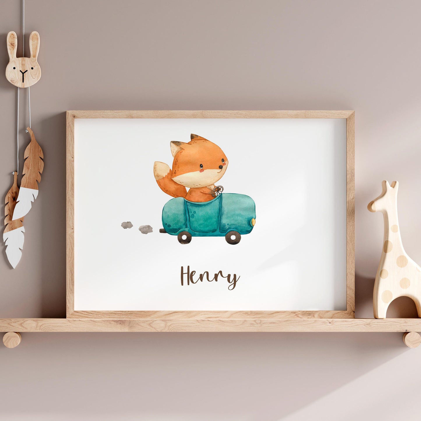 Geburtsposter Fuchs & Rennauto personalisiert A3 & A4 zeigt einen Fuchs in einem Spielzeugauto mit Namen Henry, ideal für Kinderzimmer oder als Geschenk.