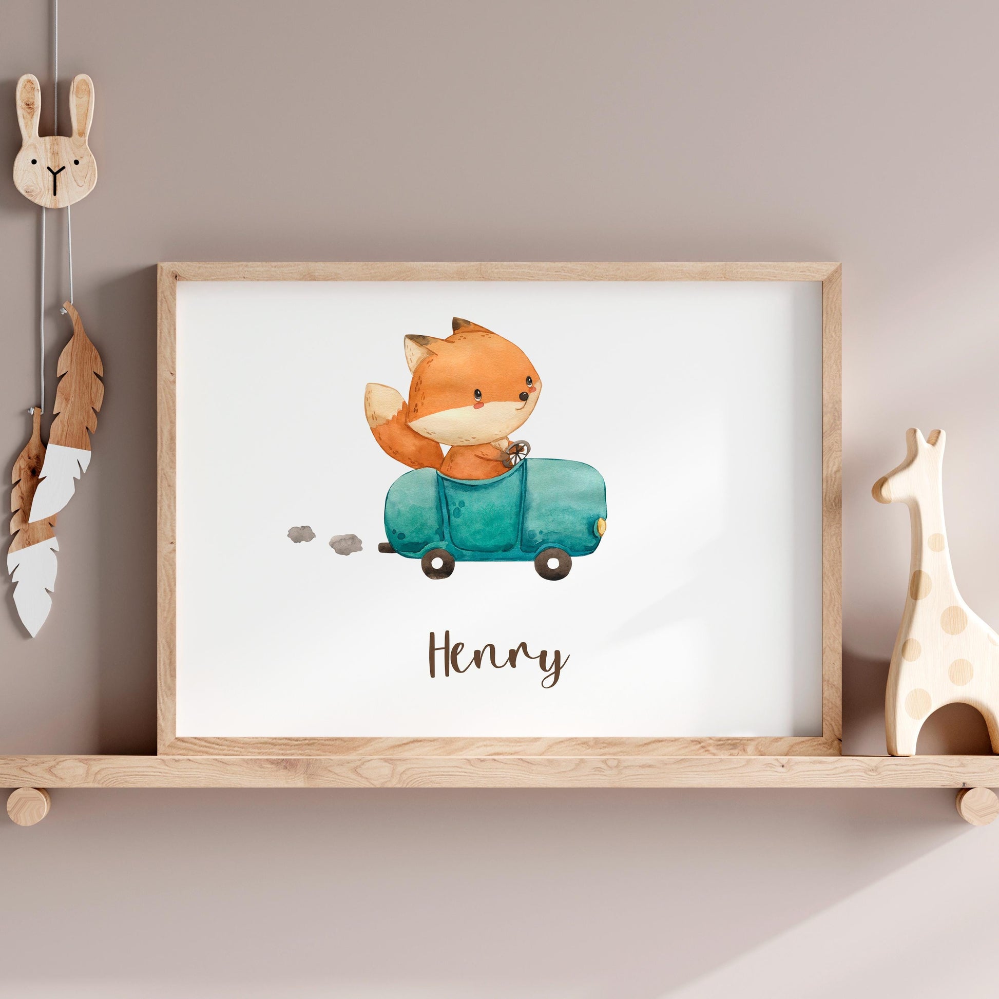 Geburtsposter Fuchs & Rennauto personalisiert A3 & A4 zeigt einen Fuchs in einem Spielzeugauto mit Namen Henry, ideal für Kinderzimmer oder als Geschenk.