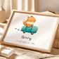 Geburtsposter Fuchs & Rennauto personalisiert A3 & A4: Niedliches Fuchs-Motiv in einem Auto, eingerahmt, mit Name Henry und Geburtsdaten, ideal für das Kinderzimmer.