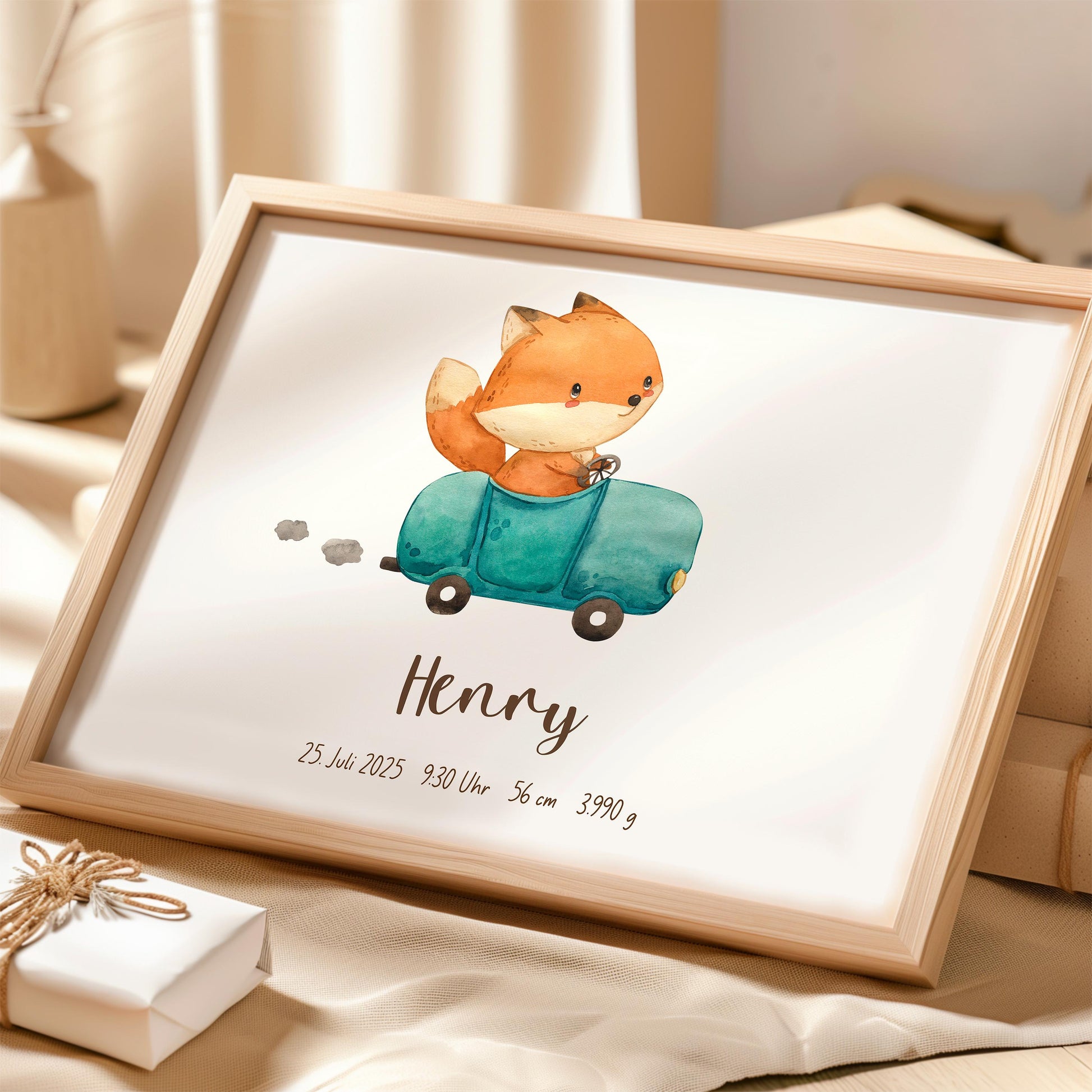 Geburtsposter Fuchs & Rennauto personalisiert A3 & A4: Niedliches Fuchs-Motiv in einem Auto, eingerahmt, mit Name Henry und Geburtsdaten, ideal für das Kinderzimmer.