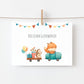 Karte Kindergeburtstag Igel und Fuchs A6 zeigt einen Fuchs im Auto mit Igel und Geschenken im Anhänger, beschriftet mit Herzlichen Glückwunsch.