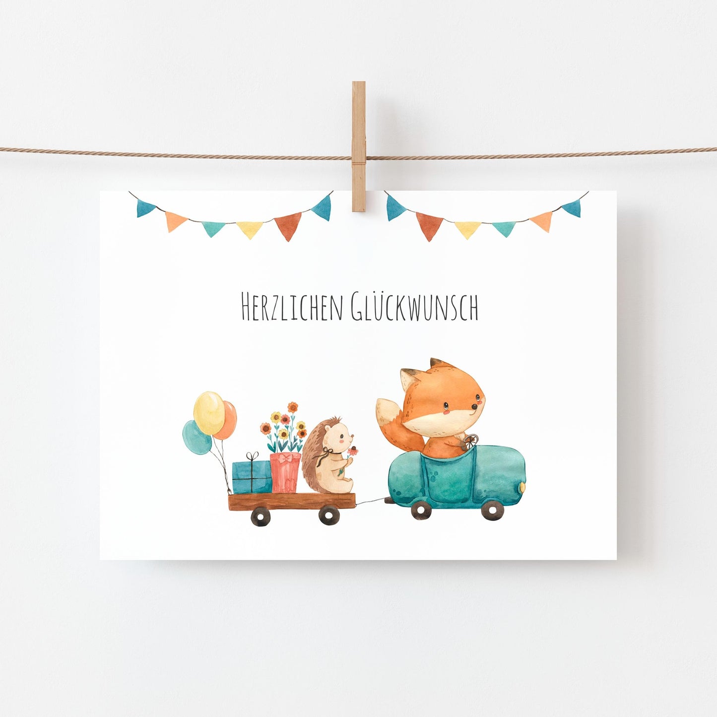 Karte Kindergeburtstag Igel und Fuchs A6 zeigt einen Fuchs im Auto mit Igel und Geschenken im Anhänger, beschriftet mit Herzlichen Glückwunsch.