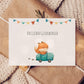 Grußkarte Karte Kindergeburtstag Fuchs & Auto A6 auf Geschenk mit Illustration eines Fuchses im Auto und Herzlichen Glückwunsch Schriftzug. Perfekt für Kindergeburtstage.