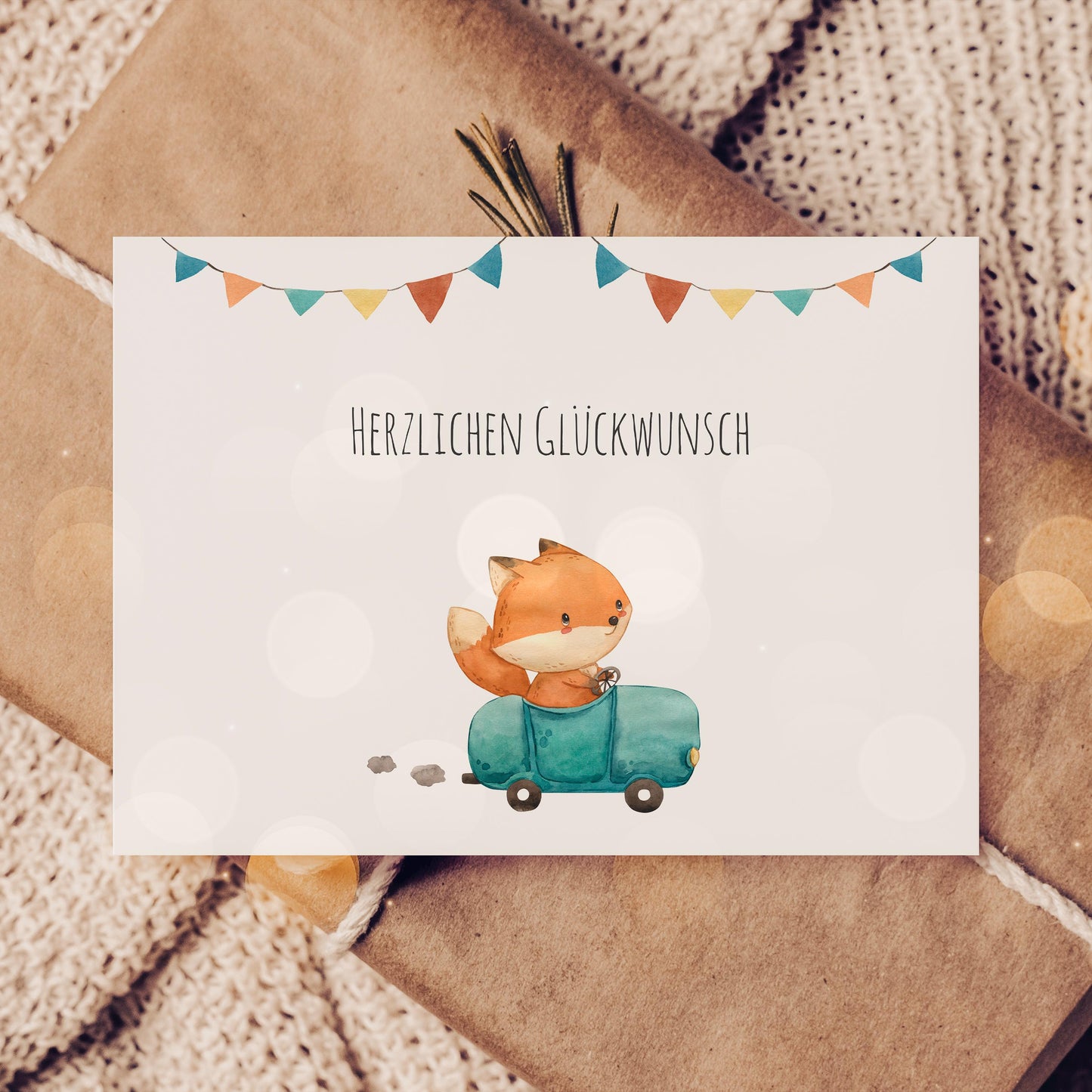 Grußkarte Karte Kindergeburtstag Fuchs & Auto A6 auf Geschenk mit Illustration eines Fuchses im Auto und Herzlichen Glückwunsch Schriftzug. Perfekt für Kindergeburtstage.