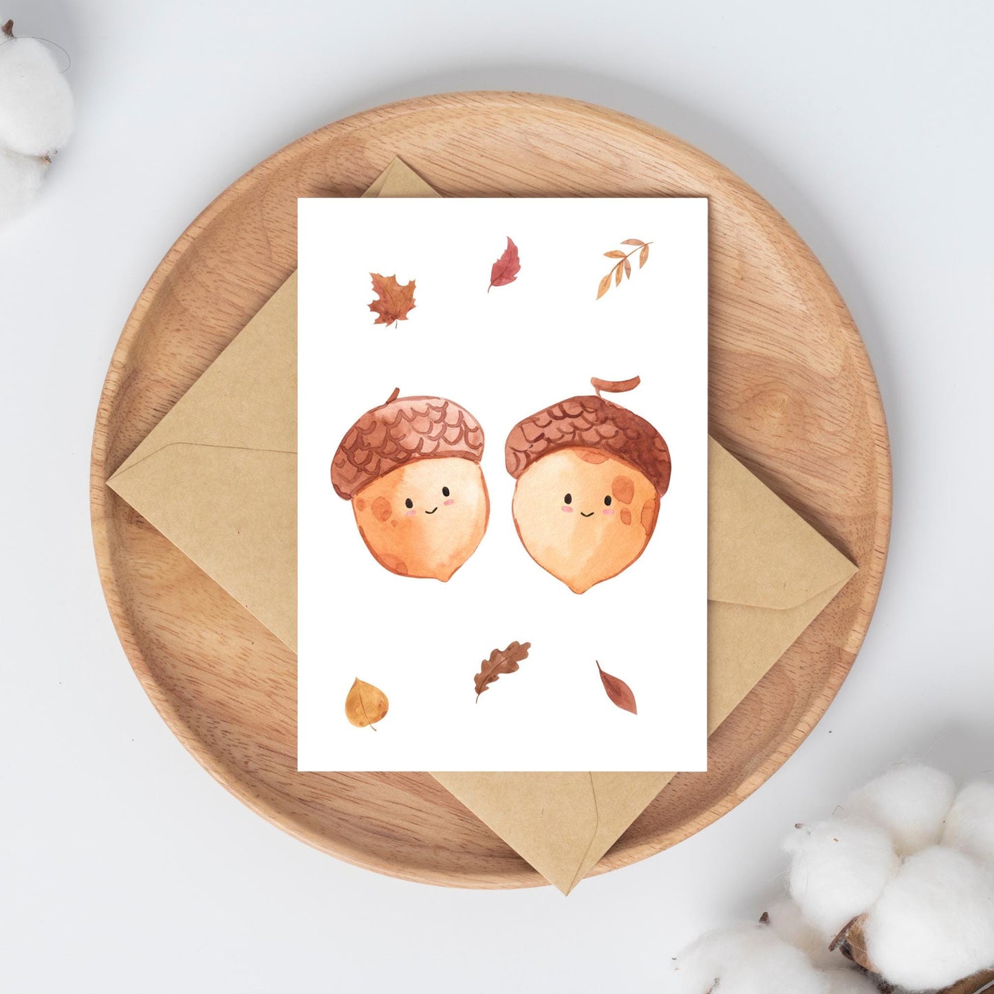 Karte Eicheln & Herbstlaub A6 auf Holztablett, mit Aquarell-Eicheln und Herbstblättern, daneben Baumwollzweige. Umschlag optional erhältlich. 