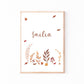 Namensposter personalisiert 3er Set Waldtiere: Holzrahmen mit handschriftlichem Emilia und herbstlichen Aquarellelementen - Blätter, Beeren, Eicheln, perfekt für Kinderzimmer-Deko.