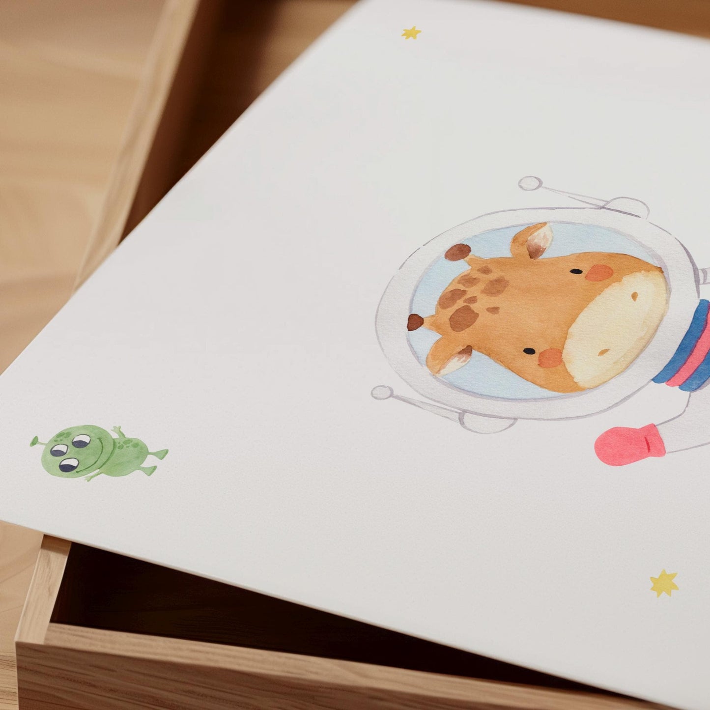 Namensposter personalisiert 3er Set: Astronauten A4 & A3 zeigt ein Baby-Giraffenkopf im Astronautenhelm, grünen Alien, gelbe Sterne auf weißem Hintergrund.