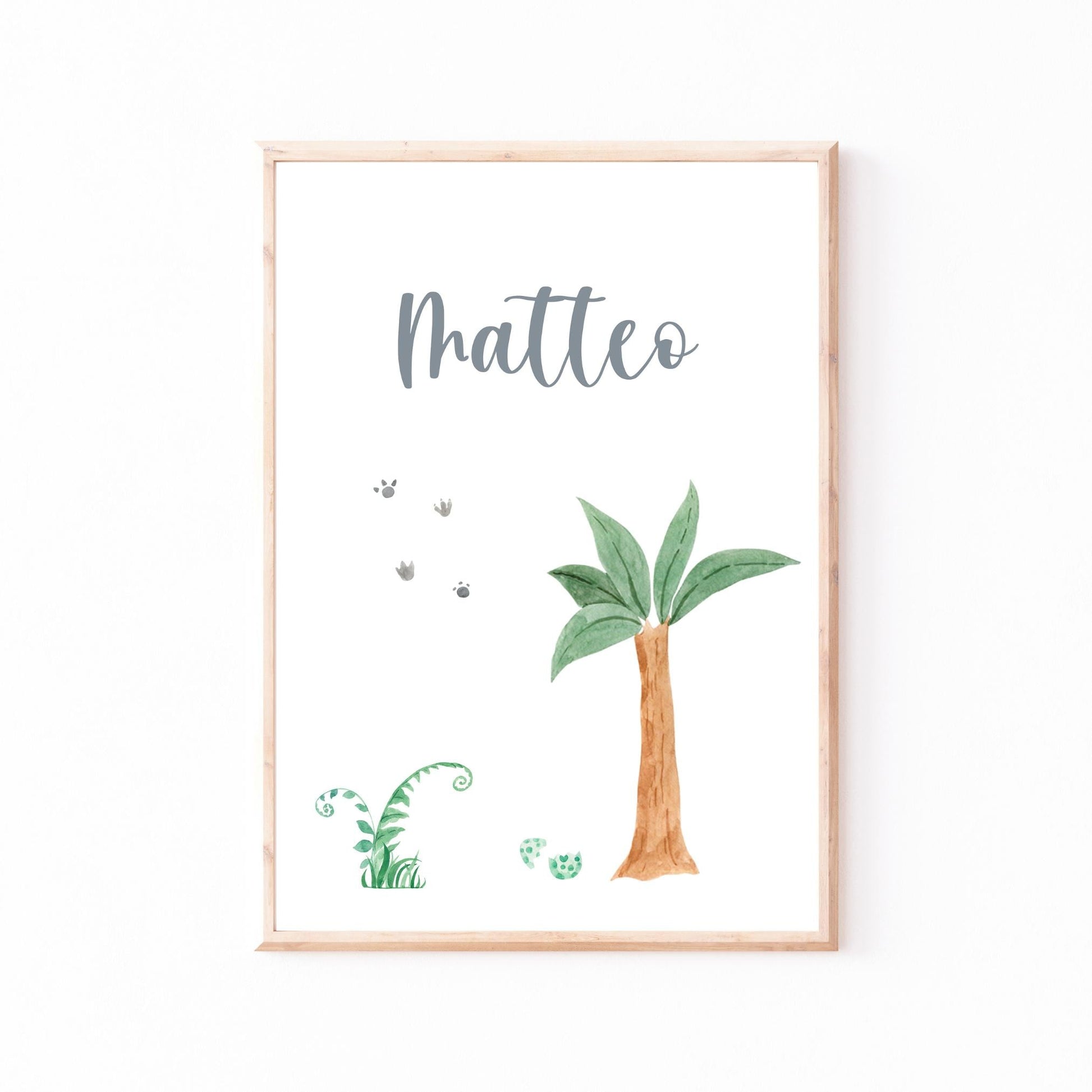 Namensposter personalisiert mit Matteo, zeigt handgeschriebenen Schriftzug, Aquarell-Palme, Farn, gesprenkelte Eierhälften und kleine Tierfußabdrücke. Ideal für Kinderzimmer.