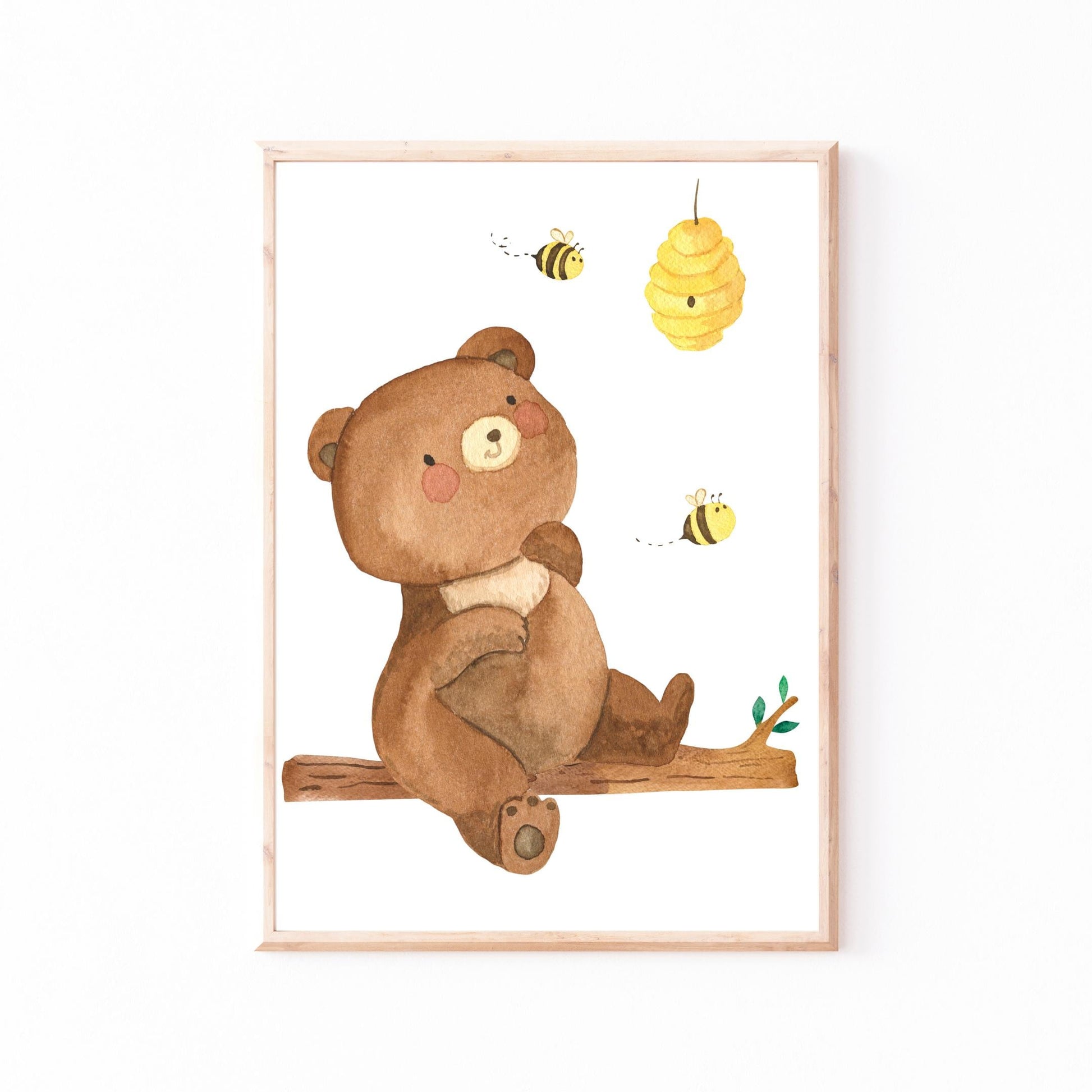 Namensposter personalisiert im 3er Set: Bären und Bienen A3 & A4 zeigt einen lächelnden Bären auf einem Ast, umgeben von Bienen und einem goldenen Honigwaben.
