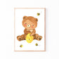 Namensposter personalisiert im 3er Set: Bären und Bienen A3 & A4, zeigt einen sitzenden Bären mit Bienen und Bienenstock im Holzrahmen, ideal für Kinderzimmer.