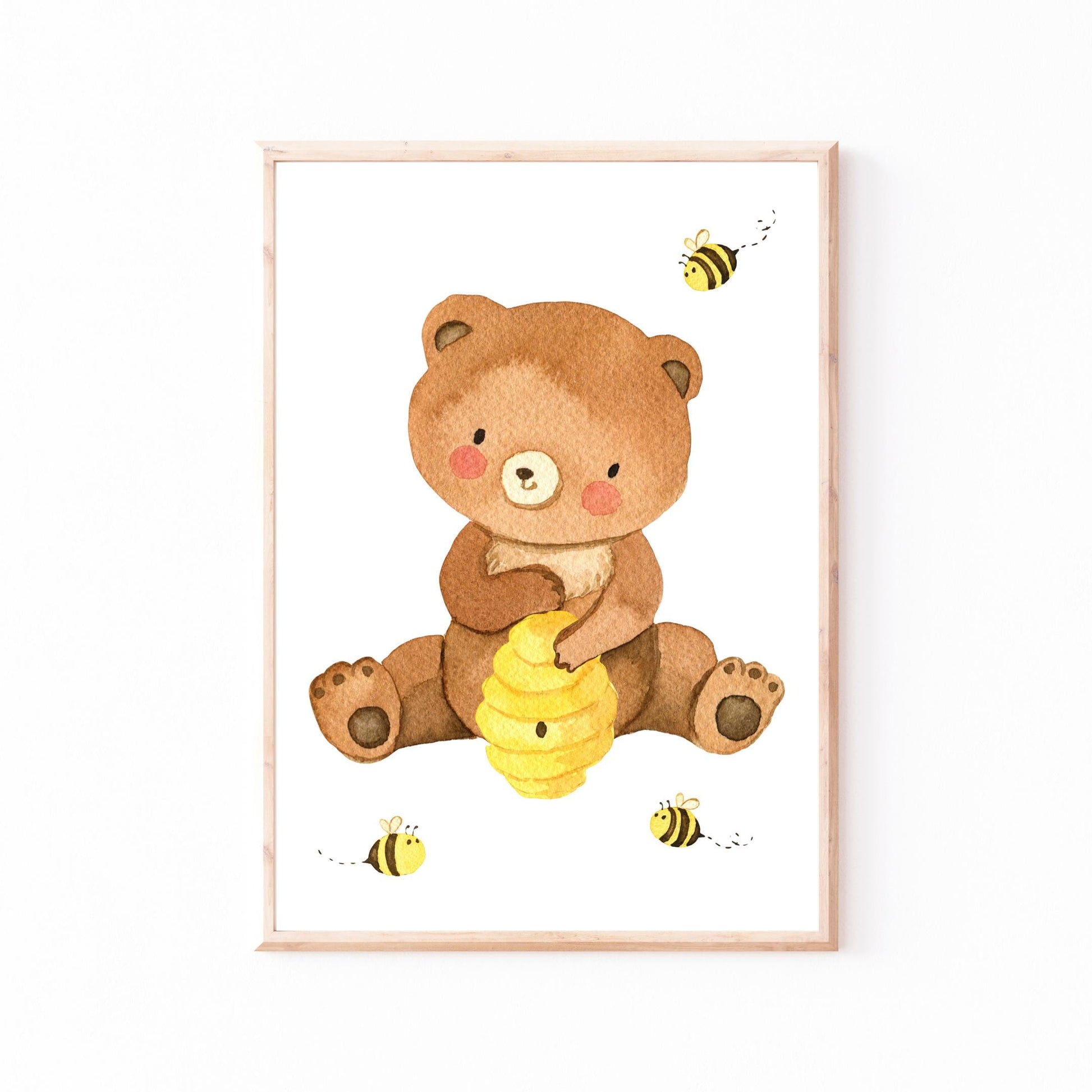 Namensposter personalisiert im 3er Set: Bären und Bienen A3 & A4, zeigt einen sitzenden Bären mit Bienen und Bienenstock im Holzrahmen, ideal für Kinderzimmer.