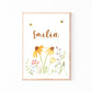 Namensposter personalisiert im 3er Set: Bären und Bienen A3 & A4, zeigt Emilia in Kupferschrift, mit Bienen und einem Blumenbouquet auf weißem Hintergrund.