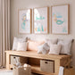 Namensposter personalisiert im 3er Set: Meerjungfrau A3 & A4, zeigt handgemalte Meerjungfrauen und personalisierte Details in einem gemütlichen Kinderzimmer mit Holzcubbies und Kissen.