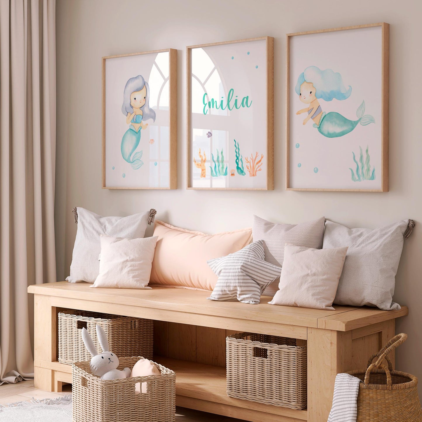 Namensposter personalisiert im 3er Set: Meerjungfrau A3 & A4, zeigt handgemalte Meerjungfrauen und personalisierte Details in einem gemütlichen Kinderzimmer mit Holzcubbies und Kissen.