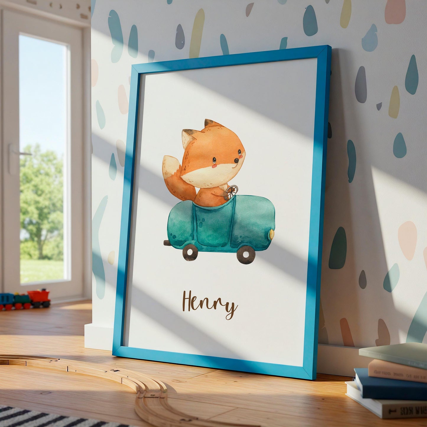Geburtsposter Fuchs & Auto personalisiert A3 & A4: Aquarellbild eines Fuchses in Spielzeugauto, blauer Rahmen, Name Henry, umgeben von Spielzeug und Büchern.