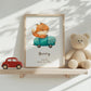 Geburtsposter Fuchs & Auto personalisiert A3 & A4 zeigt süßen Fuchs im Auto, Name Henry und Geburtsdetails. Dekoriert mit rotem Spielzeugauto und Teddy.