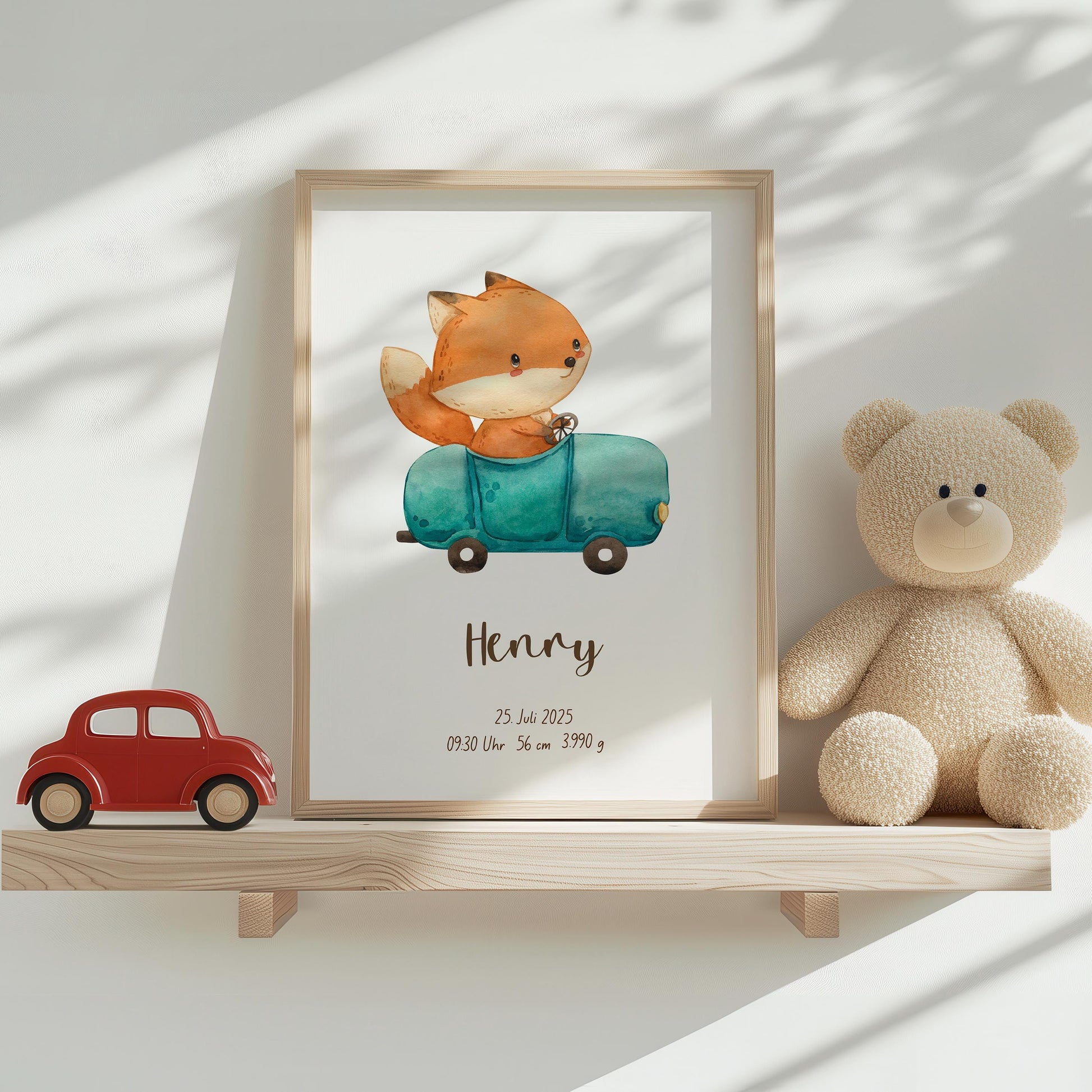 Geburtsposter Fuchs & Auto personalisiert A3 & A4 zeigt süßen Fuchs im Auto, Name Henry und Geburtsdetails. Dekoriert mit rotem Spielzeugauto und Teddy.