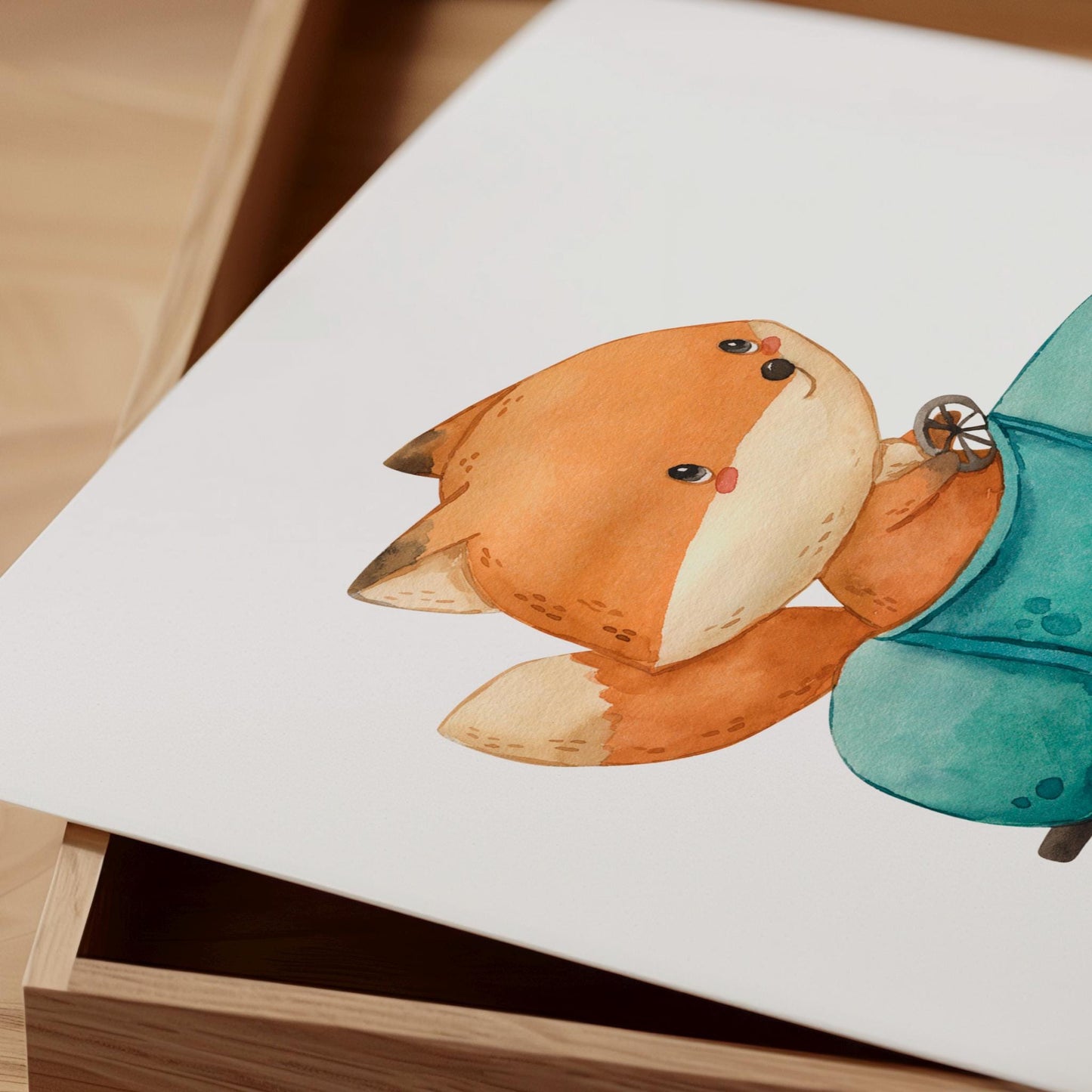 Geburtsposter Fuchs & Auto personalisiert A3 & A4 zeigt eine Aquarellillustration eines niedlichen Fuchses mit großen Augen und tealfarbenem Kleidungsstück auf Papier.
