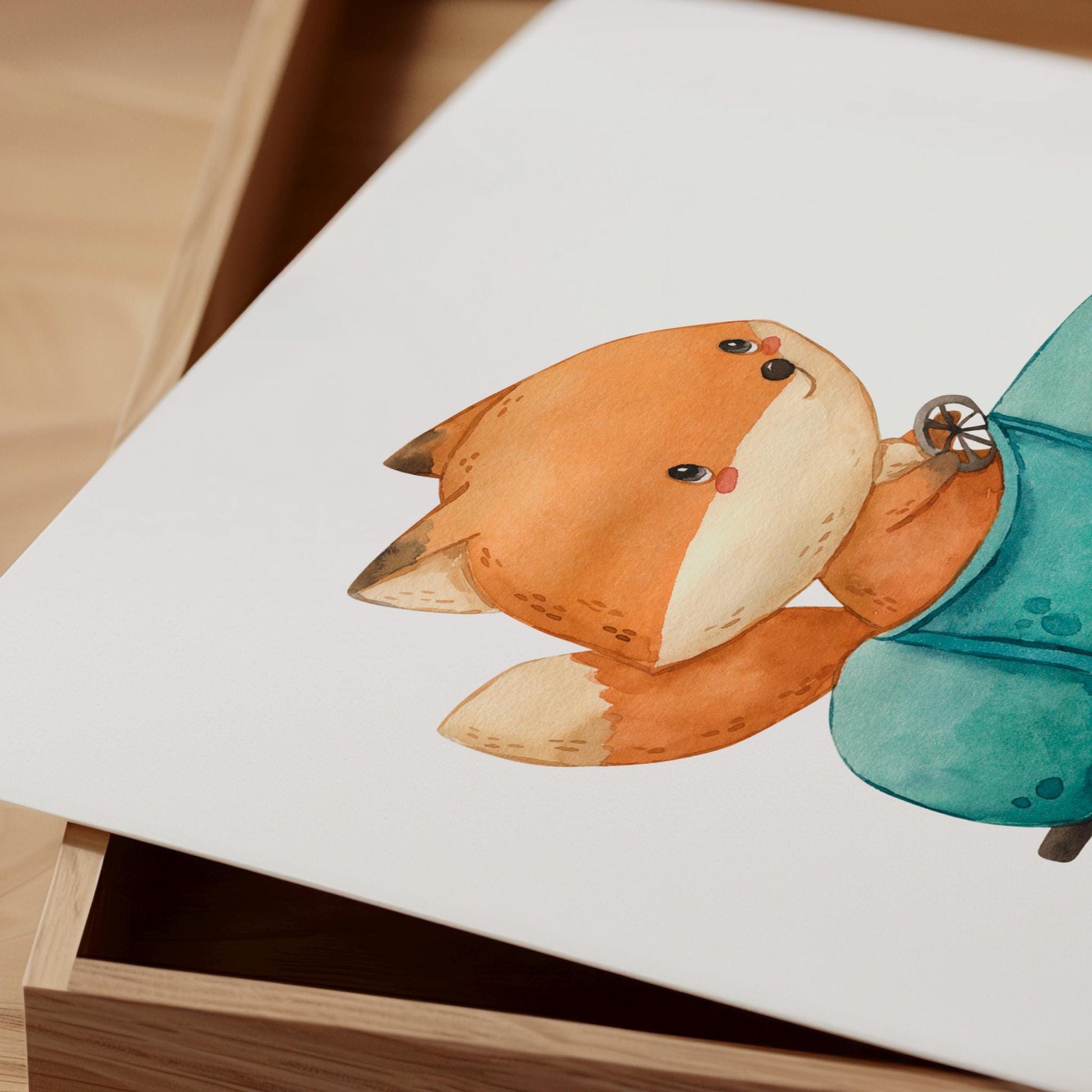 Geburtsposter Fuchs & Auto personalisiert A3 & A4 zeigt eine Aquarellillustration eines niedlichen Fuchses mit großen Augen und tealfarbenem Kleidungsstück auf Papier.