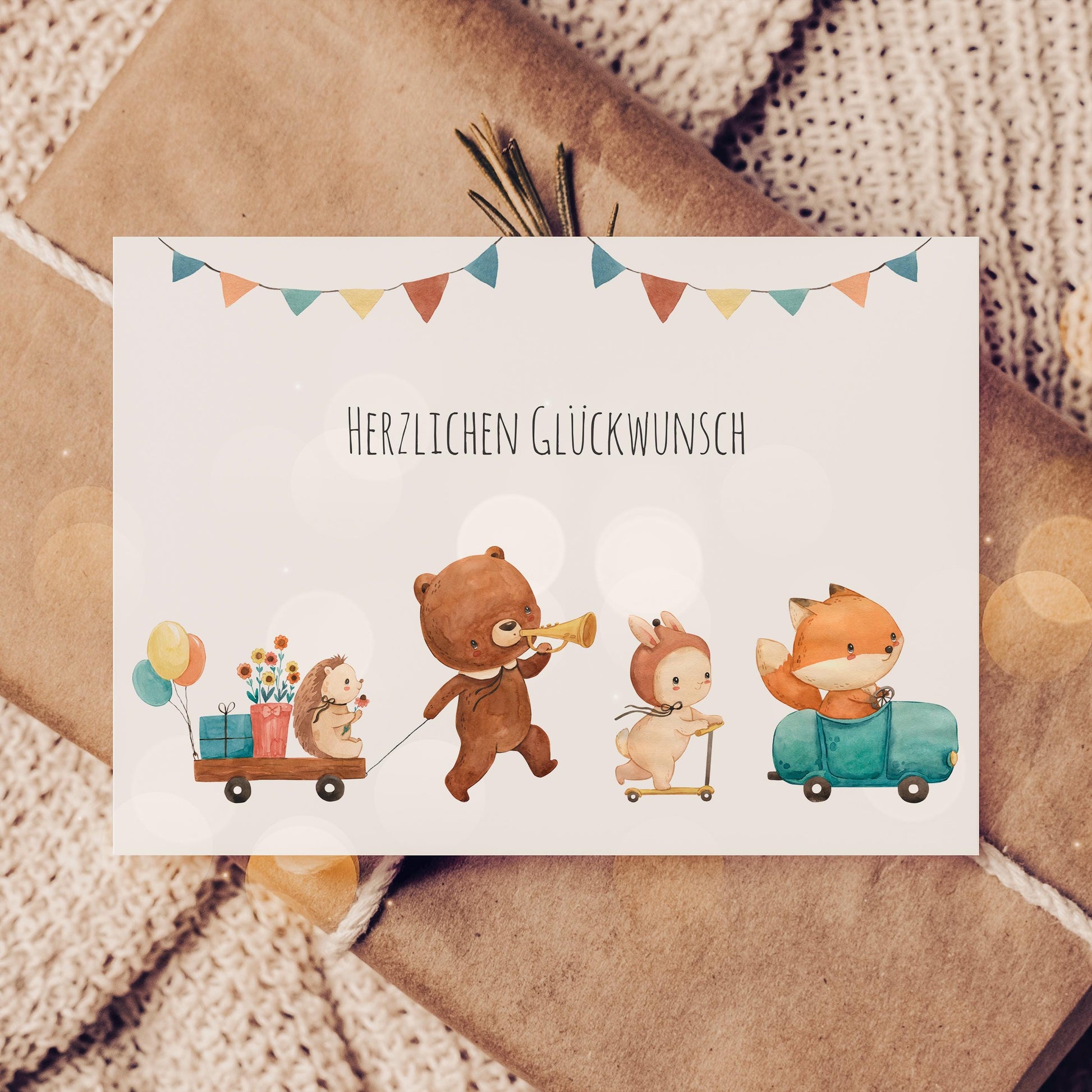 Karte Kindergeburtstag Tierparade Waldtiere A6 auf Geschenkbündel mit Igel, Bär, Hase und Fuchs, Herzlichen Glückwunsch Gruß auf hochwertigem Naturpapier.