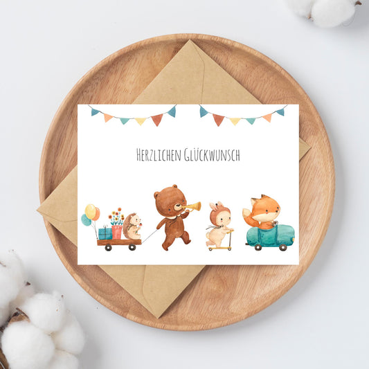 Karte Kindergeburtstag Tierparade Waldtiere A6: Wasserfarbene Tierparade auf Glückwunschkarte mit Herzlichen Glückwunsch, inklusive Igel, Bär, Hase, Fuchs, auf Holztablett mit Umschlag.