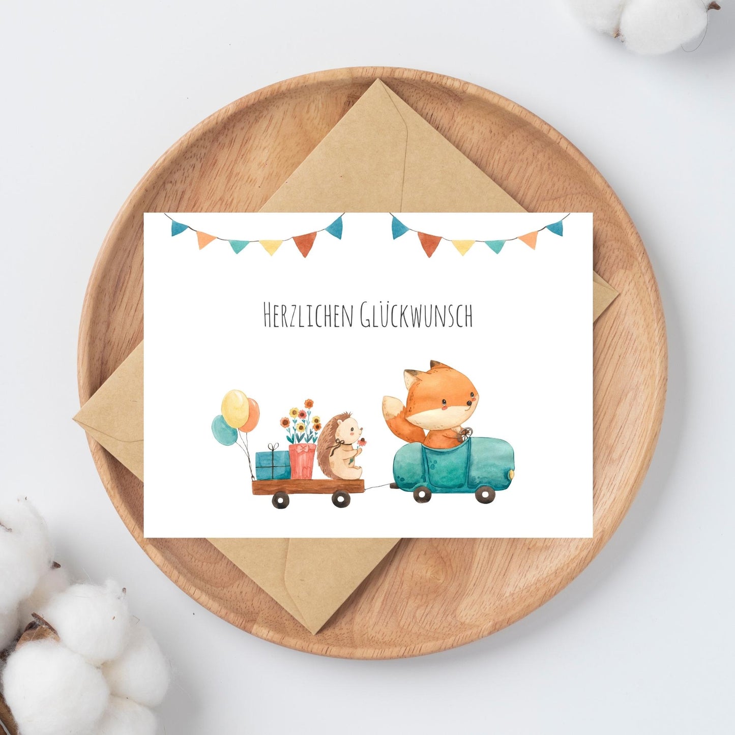 Karte Kindergeburtstag Igel und Fuchs A6 mit Fuchs im Spielzeugauto, Igel im Anhänger, Geschenken, Blumen und Herzlichen Glückwunsch-Schriftzug auf hochwertigem Naturpapier.