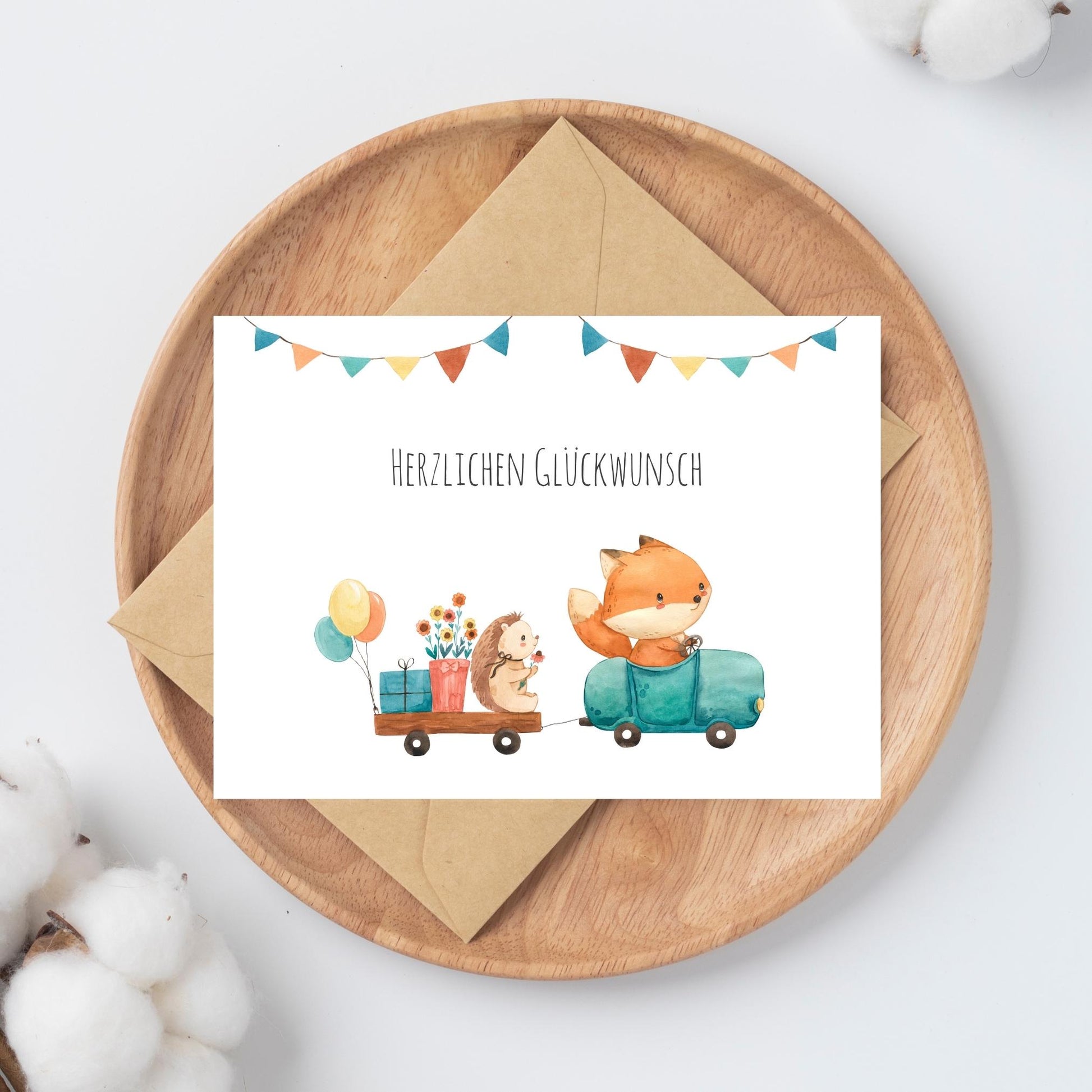 Karte Kindergeburtstag Igel und Fuchs A6 mit Fuchs im Spielzeugauto, Igel im Anhänger, Geschenken, Blumen und Herzlichen Glückwunsch-Schriftzug auf hochwertigem Naturpapier.