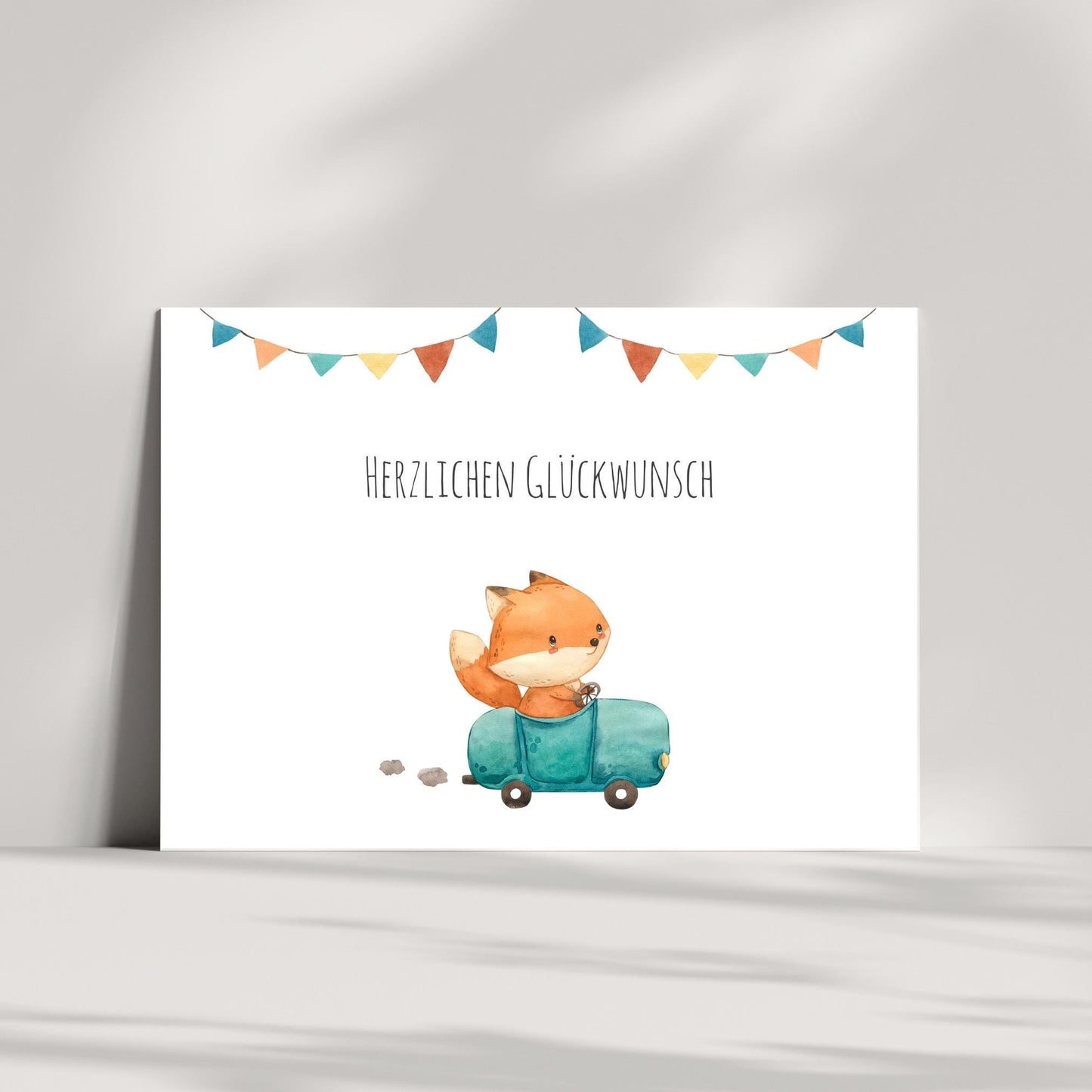 Karte Kindergeburtstag Fuchs & Auto A6 mit Fuchs im Spielzeugauto, Herzlichen Glückwunsch und farbigen Wimpeln, auf hochwertigem, mattem Naturpapier gedruckt.