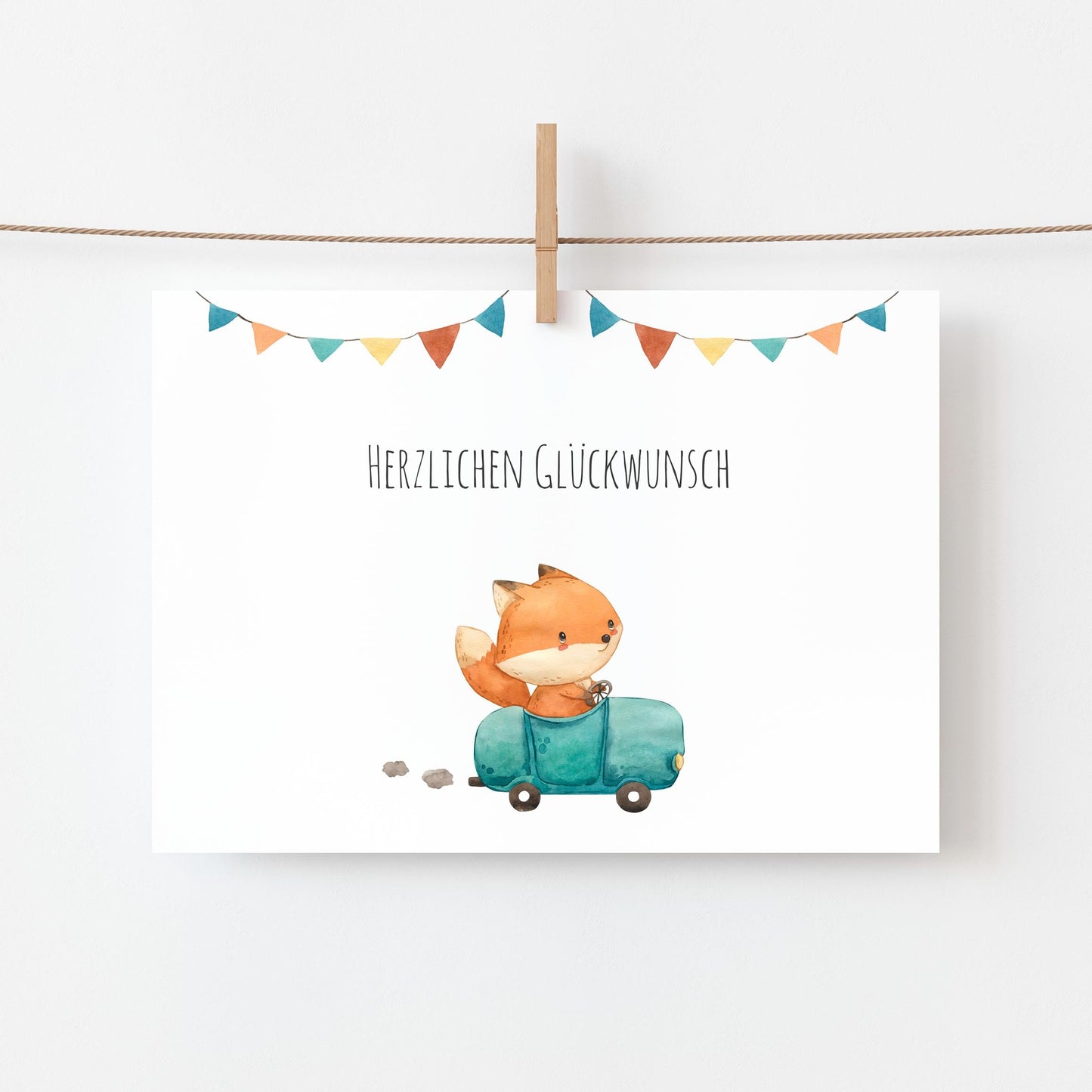 Karte Kindergeburtstag Fuchs & Auto A6 zeigt einen Fuchs im Auto mit Herzlichen Glückwunsch und bunten Wimpeln, auf hochwertigem Naturpapier gedruckt.