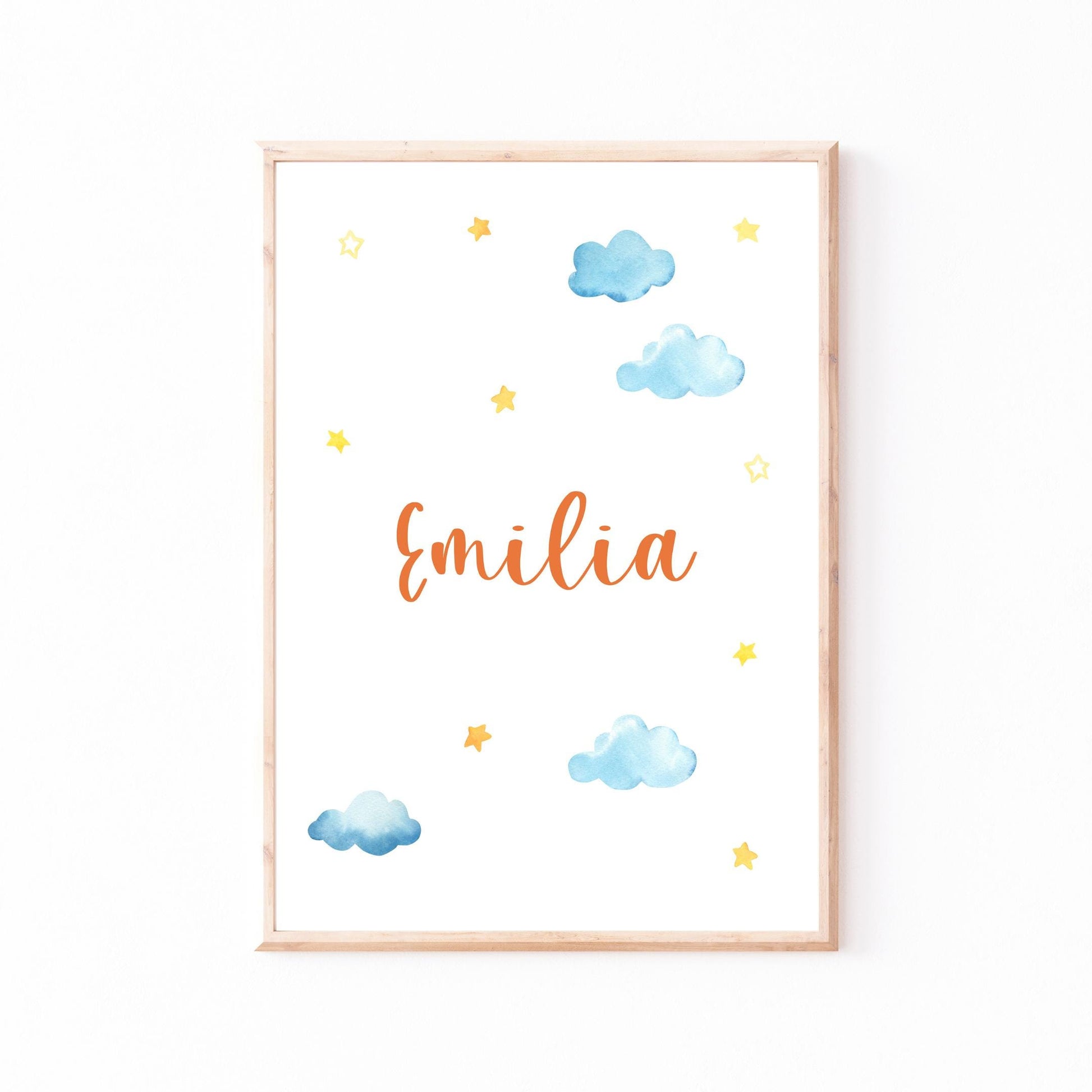 Namensposter personalisiert mit Emilia in verspieltem Stil, umgeben von blauen Wolken und gelben Sternen, ideal für Kinderzimmer-Dekoration im 3er Set.
