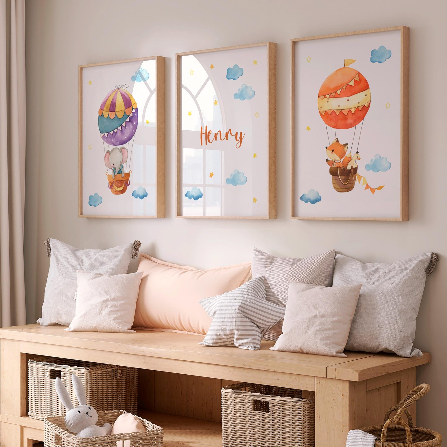 Namensposter personalisiert im 3er Set: Elefant und Fuchs im Heißluftballon, mit Henry Namensposter. Perfekt für Kinderzimmer. Kissen und Körbe nicht inbegriffen.