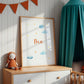 Namensposter personalisiert im 3er Set: Elefant und Fuchs im Heißluftballon, gerahmt mit Aquarellwolken und Sternen, lehnend an einer weißen Shiplap-Wand im Kinderzimmer.