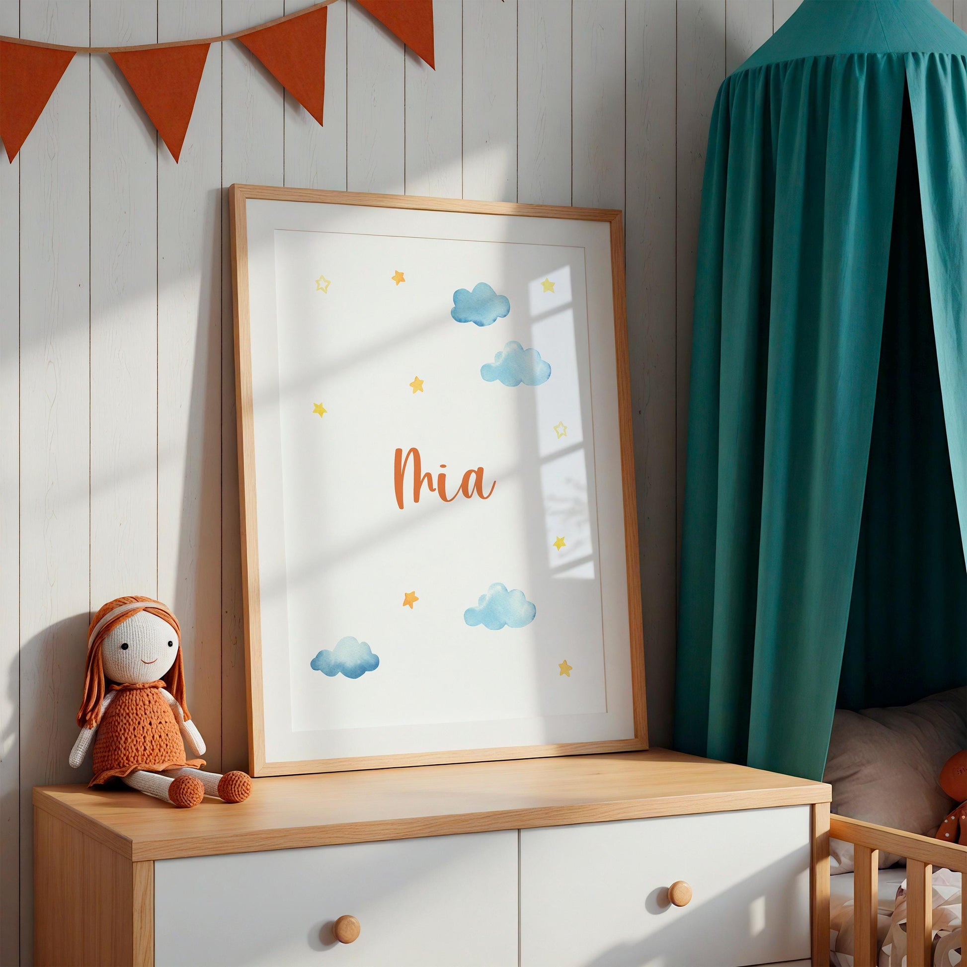 Namensposter personalisiert im 3er Set: Elefant und Fuchs im Heißluftballon, gerahmt mit Aquarellwolken und Sternen, lehnend an einer weißen Shiplap-Wand im Kinderzimmer.