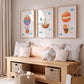 Posterset Himmelsstürmer Elefant, Hase und Fuchs A4 & A3: Drei handgemalte Tiermotive in Heißluftballons, ideal für Kinderzimmerdeko, ergänzt durch Kissen, Körbe und Kuscheltier.