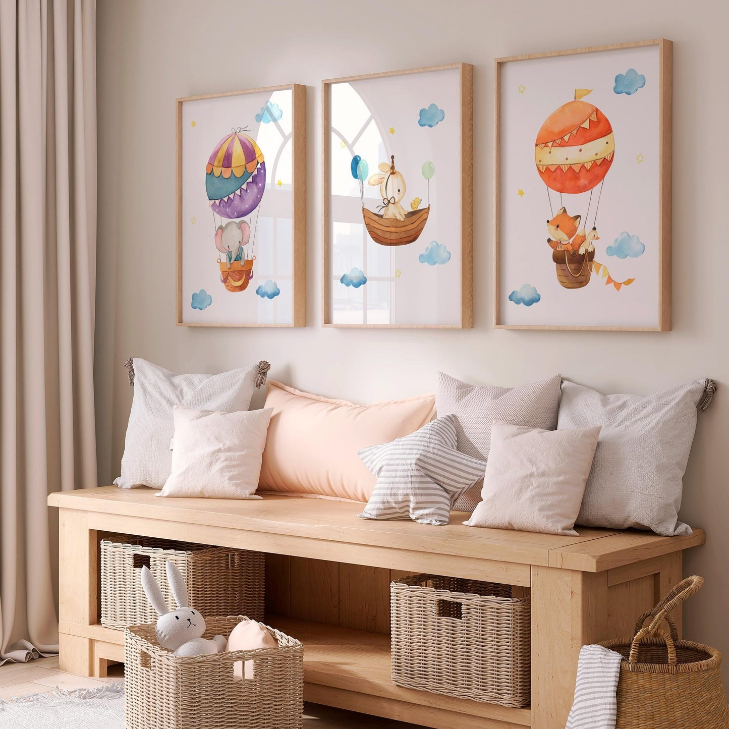 Posterset Himmelsstürmer Elefant, Hase und Fuchs A4 & A3: Drei handgemalte Tiermotive in Heißluftballons, ideal für Kinderzimmerdeko, ergänzt durch Kissen, Körbe und Kuscheltier.